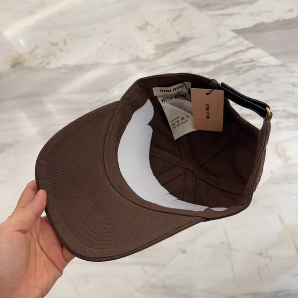 CAPPELLINO DA BASEBALL MM IN TESSUTO MARRONE SCURO CON LOGO RICAMATO STILE 7