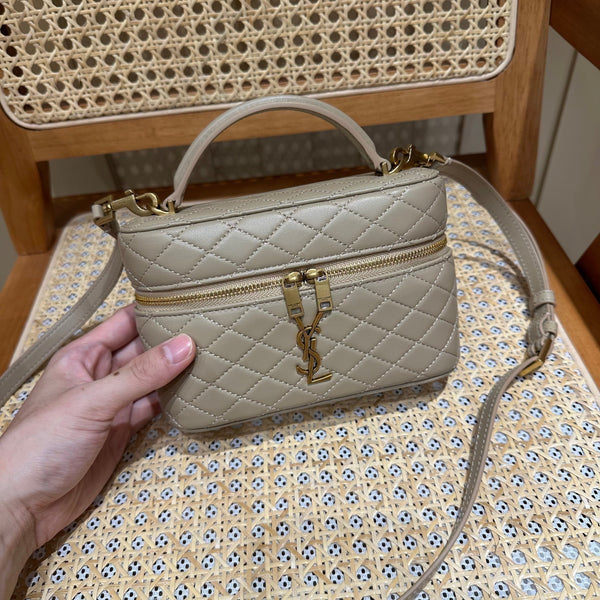 YSL Gaby Vanity Bag 18 en cuir de veau matelassé beige neutre