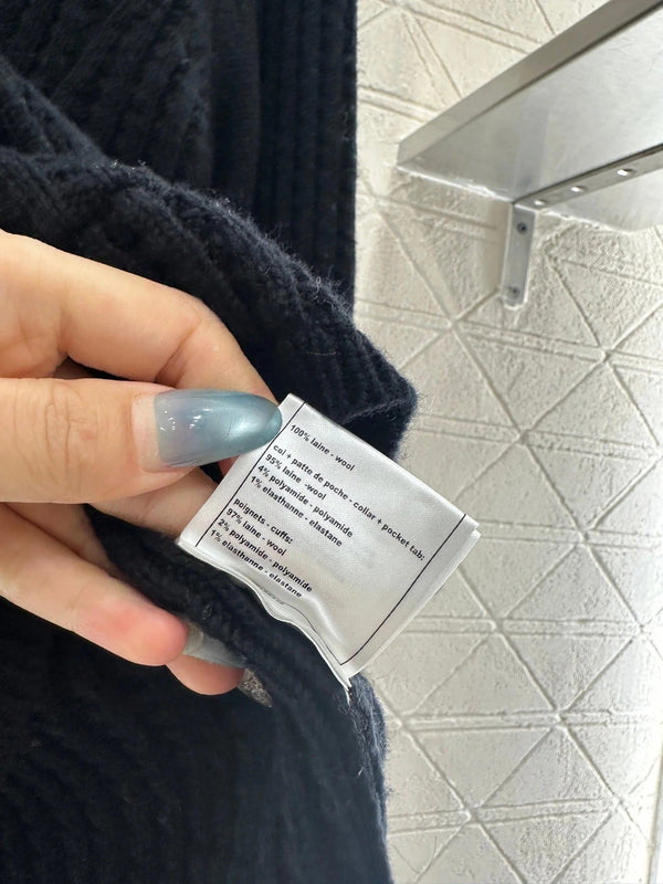 CHANEL Gilet en maille 25S 645