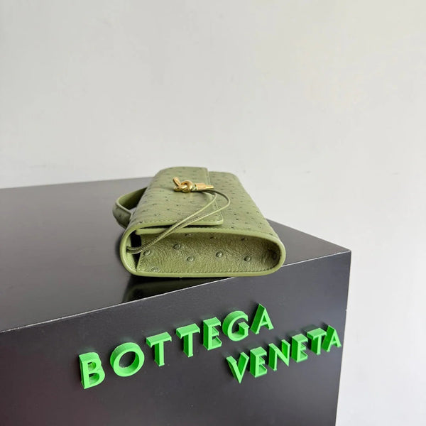 Bottega Veneta 2026 Andiamo Clutch 31cm Green Ostrich Leather 136974
