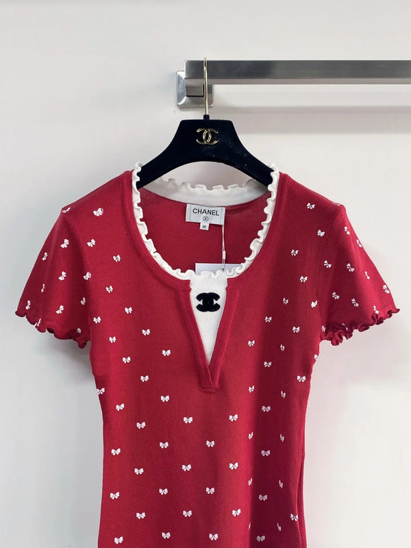Chanel 2026 Chemisier en laine blanc et rouge à encolure en V et ourlet festonné