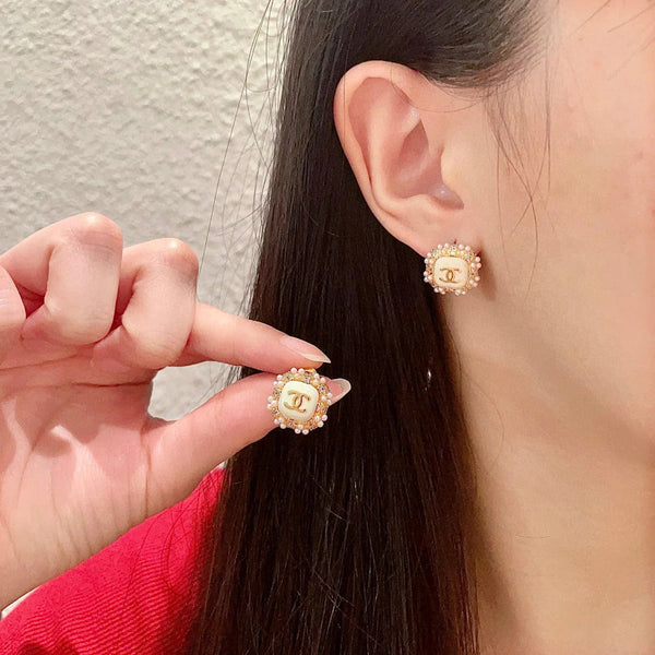 STUD EARRINGS SQUARE DOUBLE C IN GOLD METAL WHITE PEARL WHITE ENAMEL