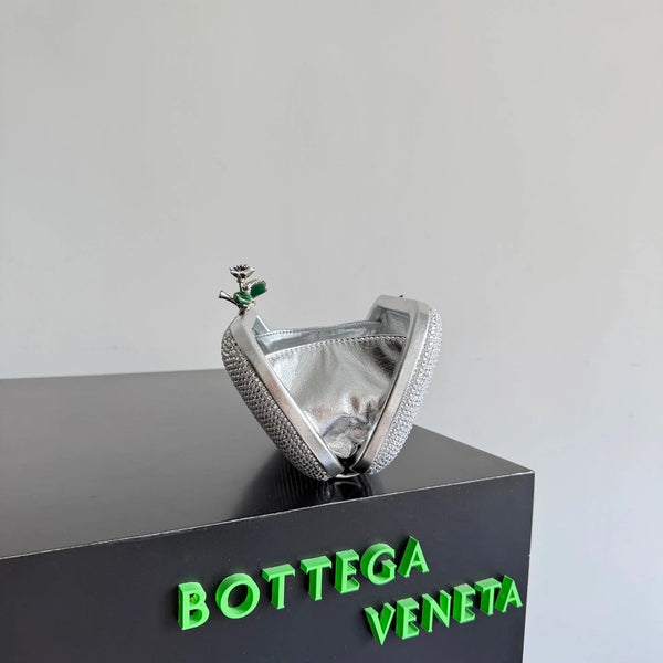 Bottega Veneta 2026 pochette ornée de nœuds 19cm, minaudière en cuir et cristaux argentés