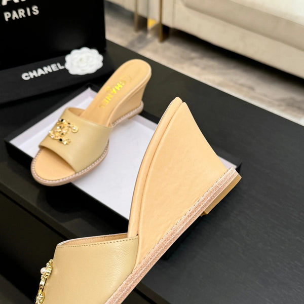 CC 2026 Wedge Sandals 65 Beige Lambskin Gold Black Logo 667765