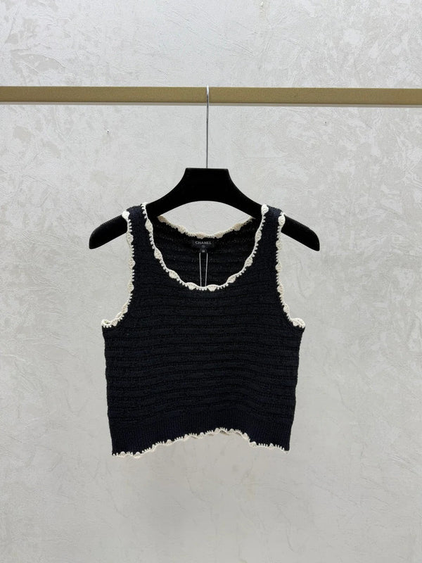 Gilet en maille crochetée Chanel 2026 en laine noire et blanc cassé