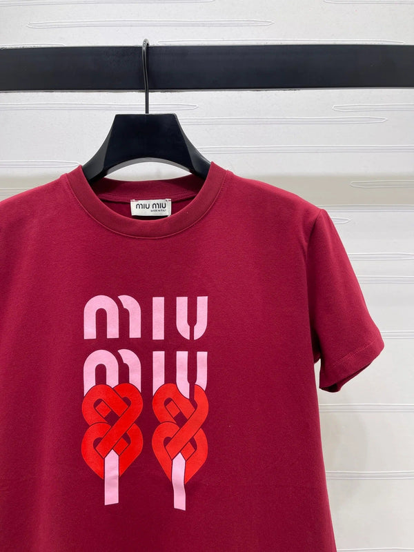 T-shirt Miumiu 2026 en coton rouge et blanc à manches courtes et col rond avec lettres