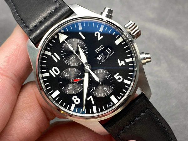 IWC Montre d'Aviateur 43mm Cadran Noir Boîtier Acier Bracelet Cuir de Veau