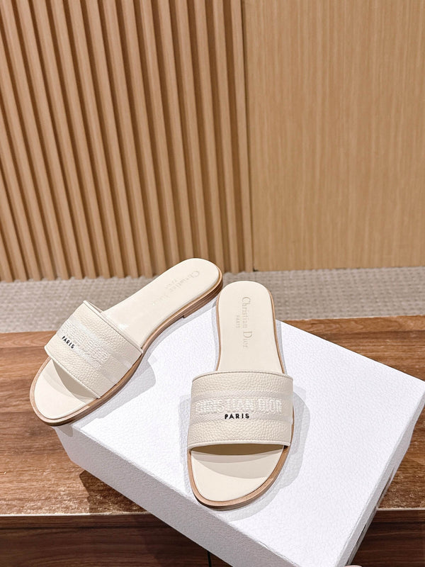 CD 26 Pantoufles brodées en cuir de vachette blanc 610276
