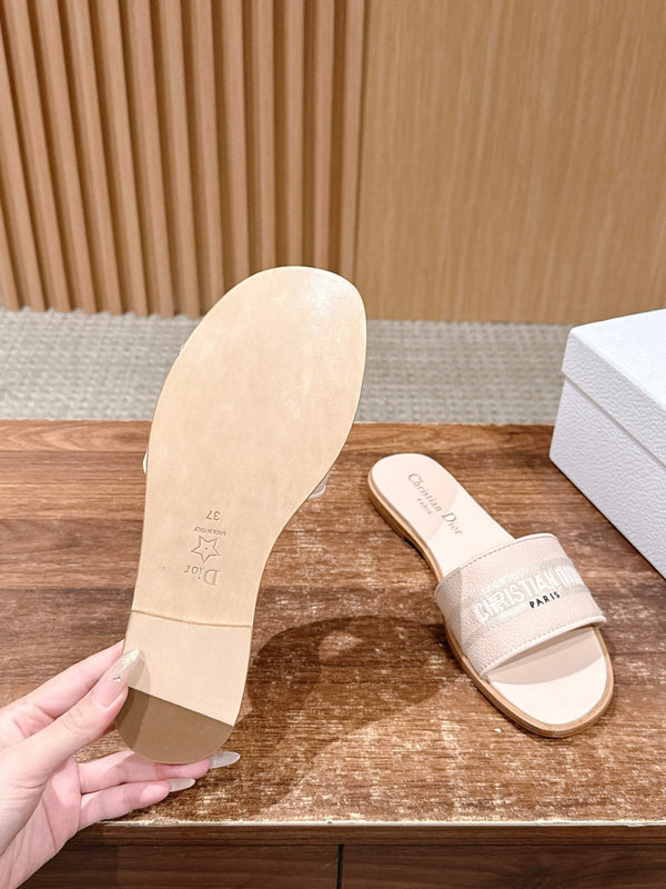 CD 26 Pantoufles Brodés Cuir de Vachette Beige 610278