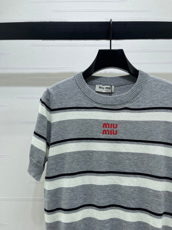 Miumiu 2026 Haut en tricot rayé à manches courtes col rond en coton gris 352436