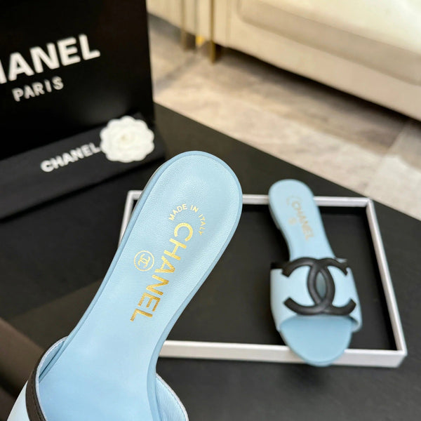 Chanel Sandale Plate 2026 Cuir de Vachette Bleu Clair Noir