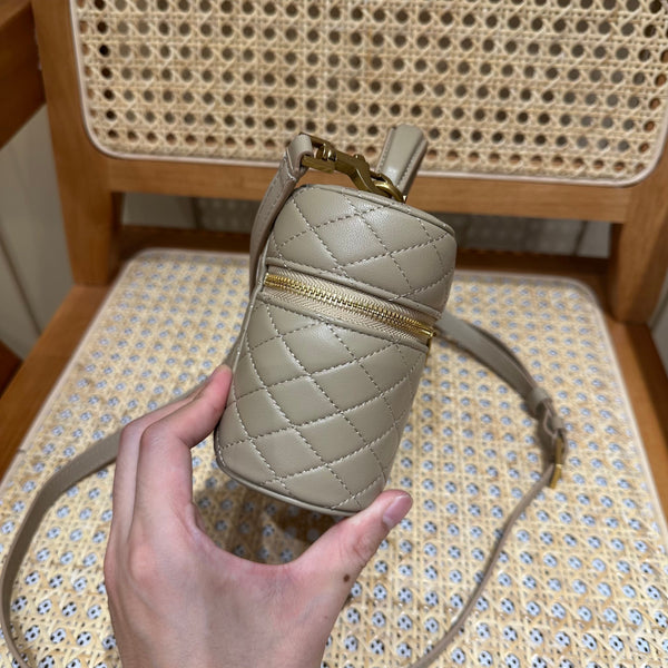 YSL Gaby Vanity Bag 18 en cuir de veau matelassé beige neutre