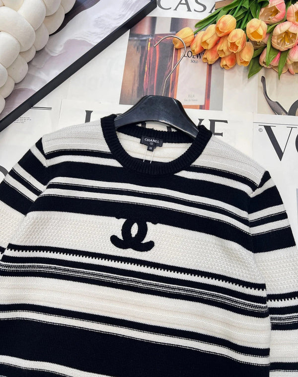CC 26 Pull en maille rayé en peluche avec lettres en laine noire et blanche 785169