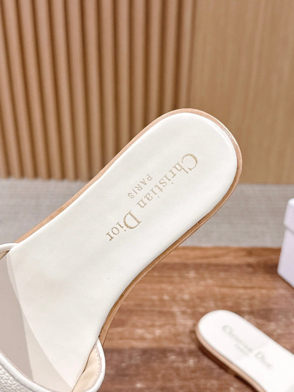 CD 26 Pantoufles brodées en cuir de vachette blanc 610276