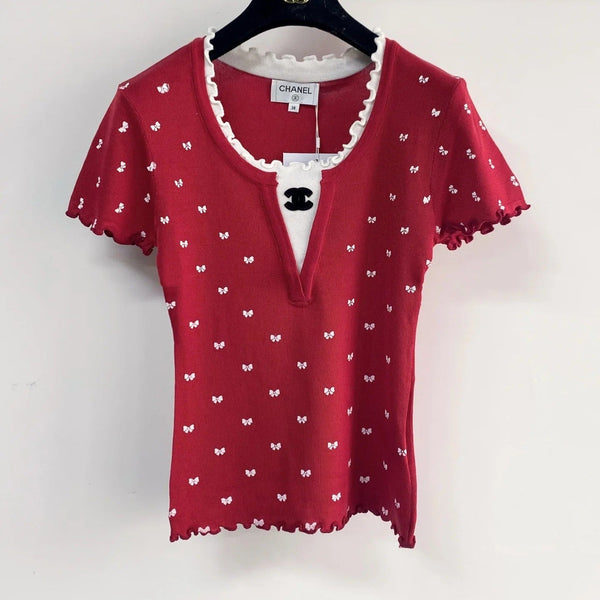 Chanel 2026 Chemisier en laine blanc et rouge à encolure en V et ourlet festonné