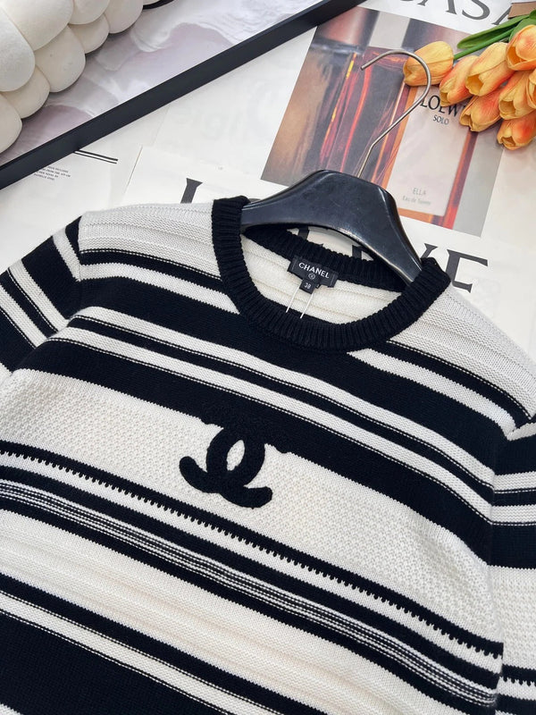 CC 26 Pull en maille rayé en peluche avec lettres en laine noire et blanche 785169