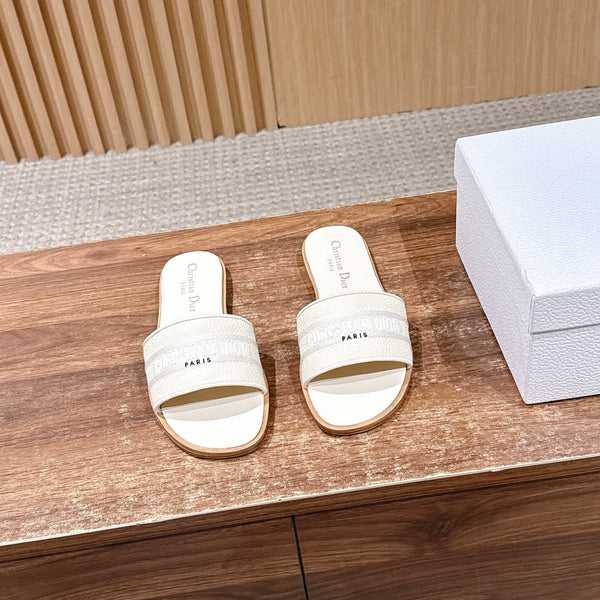 CD 26 Pantoufles brodées en cuir de vachette blanc 610276