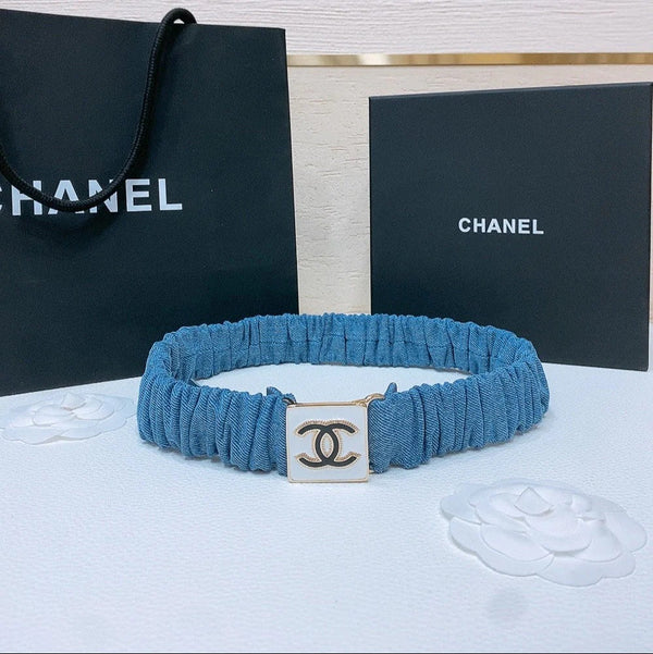 CINTURA ELASTICA 30MM IN DENIM BLU CON FIBBIA QUADRATA E LOGO IN RILIEVO