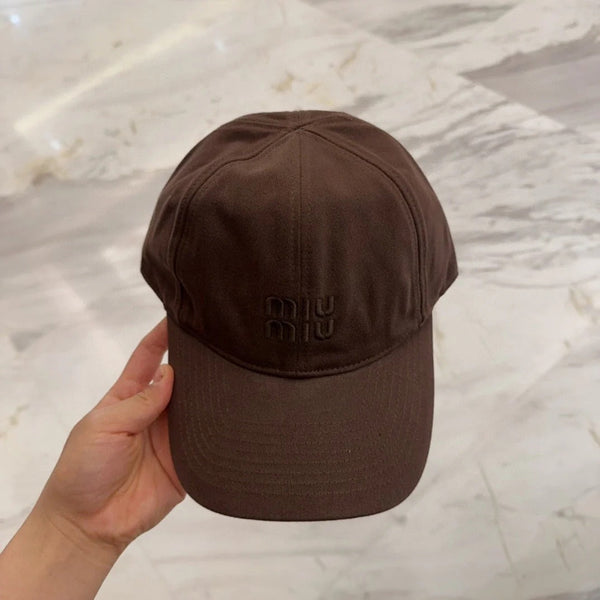 CAPPELLINO DA BASEBALL MM IN TESSUTO MARRONE SCURO CON LOGO RICAMATO STILE 7