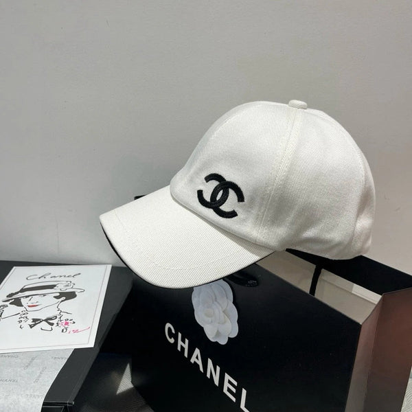 BASEBALL HAT IN WHITE WITH WHITE TRIM 673994
