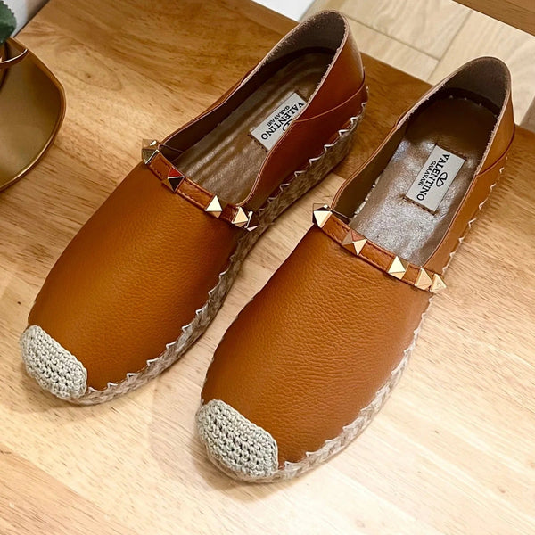 ESPADRILLE PLATE EN CUIR DE VEAU MARRON BRONZE AVEC CLOUS – TALON DE 2 CM