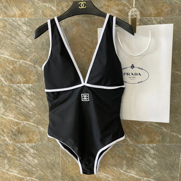 Completo costume da bagno bikini CC con finiture nere e bianche 613725
