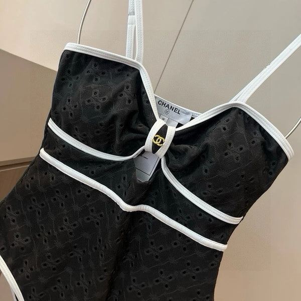 Completo costume da bagno bikini CC con finiture nere e bianche 594785