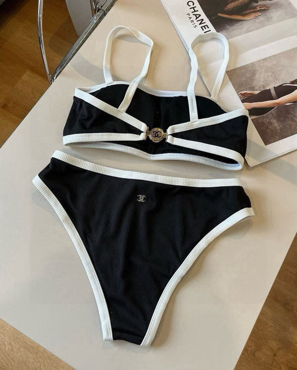 Completo costume da bagno bikini CC con finiture nere e bianche 633212
