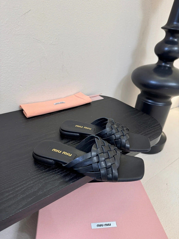 MIU 26ss Sandales plates en peau de mouton noire 627355