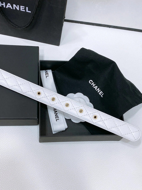 CINTURA CC 30 MM IN VITELLO BIANCO LOGO PERLA CON FERRAMENTA ORO
