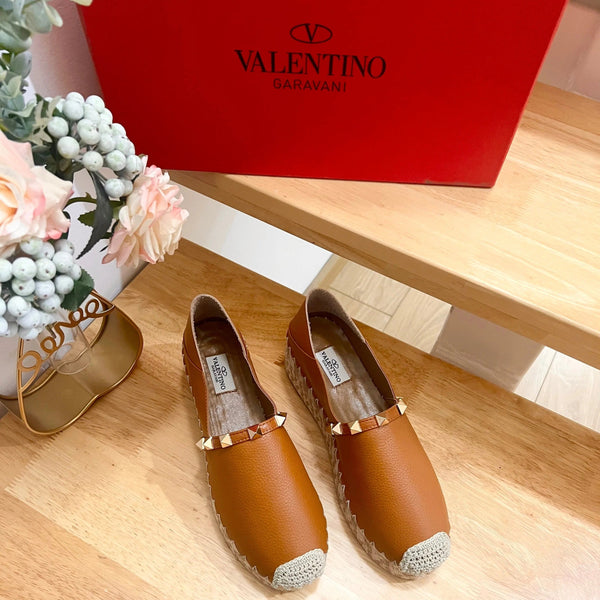 ESPADRILLE PLATE EN CUIR DE VEAU MARRON BRONZE AVEC CLOUS – TALON DE 2 CM