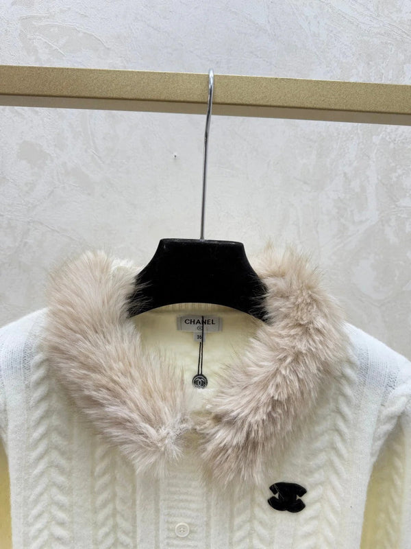 CHANEL Gilet col fourrure 25S 516