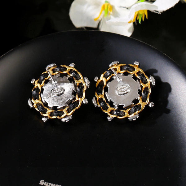 Boucle d'oreille clou mini CC en or et diamant noir