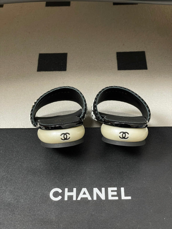 CC 26s Pearl Flat Sandals Black White Patent Leather 649543