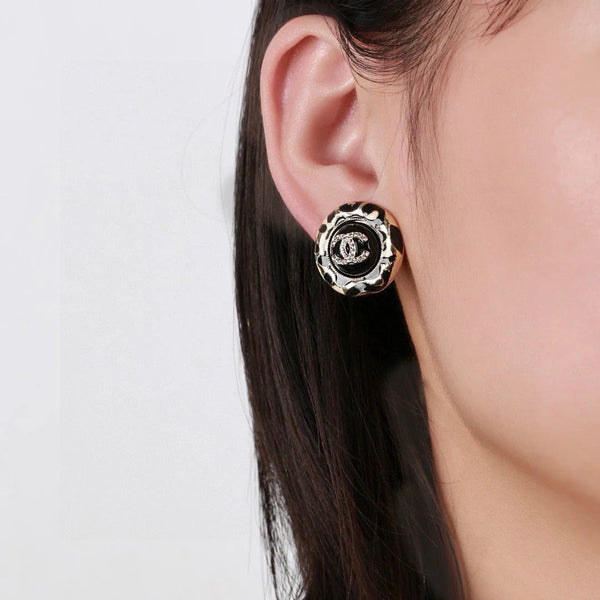 Boucles d'oreilles CC en émail noir et doré