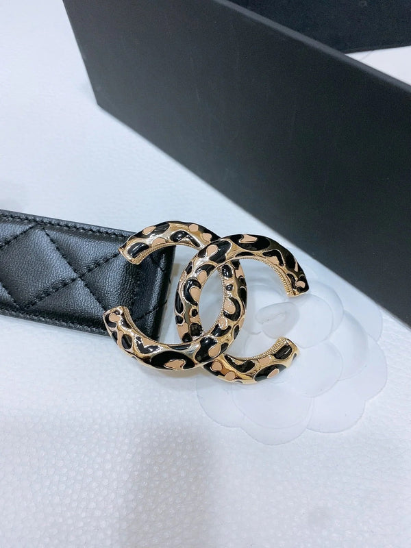 CINTURA DOUBLE C 38MM IN PELLE DI AGNELLO TRAPUNTATA NERA CON FIBBIA STAMPA LEOPARDATA NERA E BEIGE