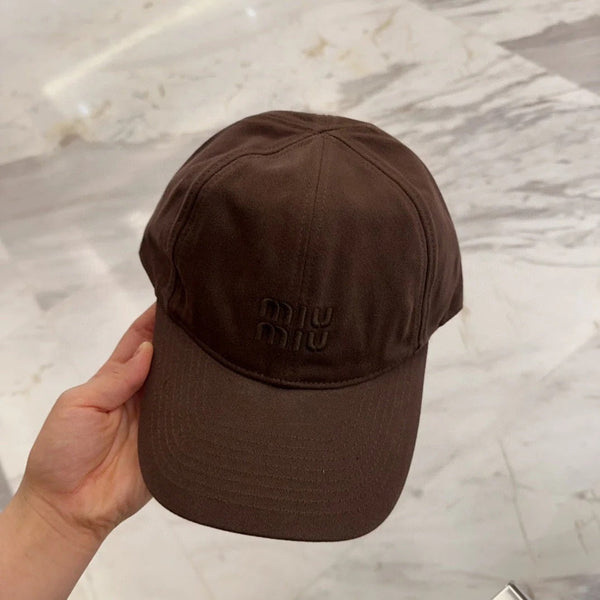 CAPPELLINO DA BASEBALL MM IN TESSUTO MARRONE SCURO CON LOGO RICAMATO STILE 7