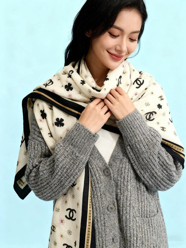 CHANEL 25S FOULARDS 140 CM EN CACHEMIRE ET SOIE 943339