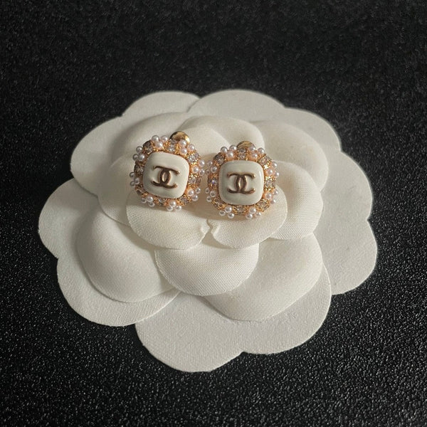 STUD EARRINGS SQUARE DOUBLE C IN GOLD METAL WHITE PEARL WHITE ENAMEL