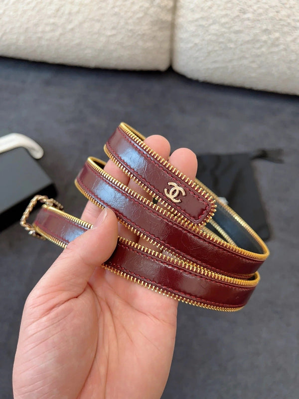 CINTURA 20MM IN PELLE DI VITELLO ROSSO VINO CON FIBBIA A CATENA INTRECCIATA E CERNIERA CON FINITURE IN ORO