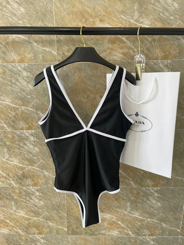 Completo costume da bagno bikini CC con finiture nere e bianche 613725