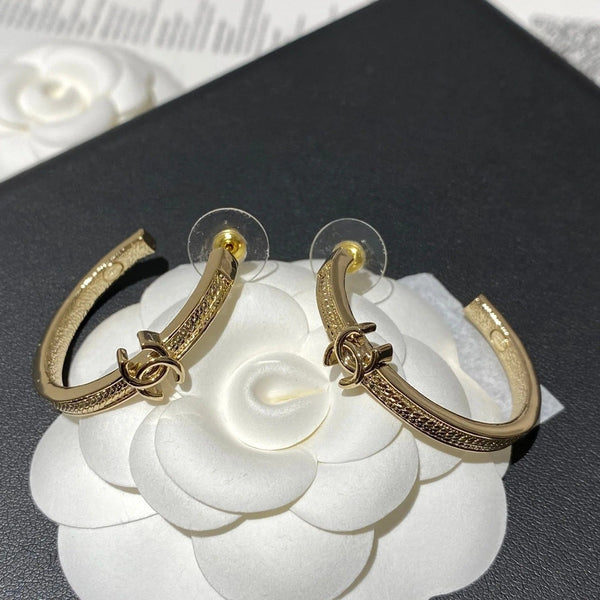 Boucles d'oreilles créoles circulaires os de serpent CC Double C