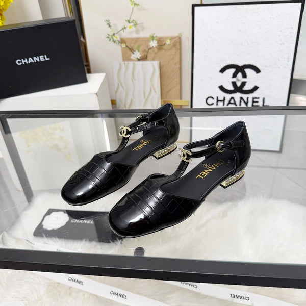 Sandales plates CC 26s en cuir de vachette verni noir 183576