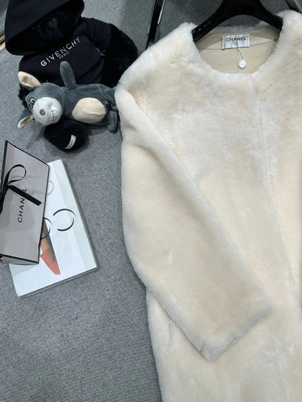 CHANEL MANTEAU EN FOURRURE D'AGNEAU 25S 506