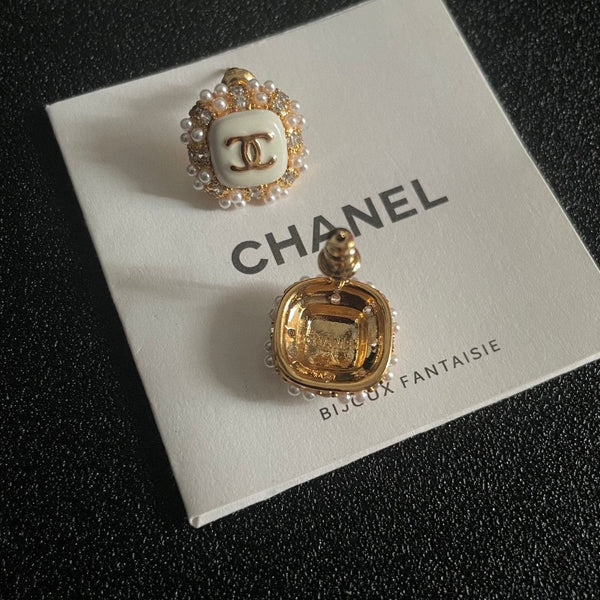 STUD EARRINGS SQUARE DOUBLE C IN GOLD METAL WHITE PEARL WHITE ENAMEL