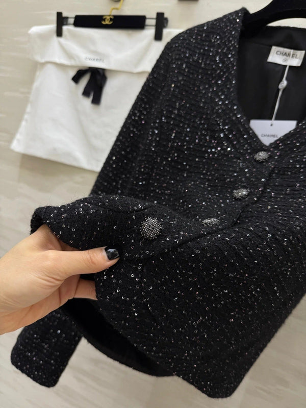 BLOUSON EN TWEED ORNÉ DE PAILLETTES CHANEL 25S 476