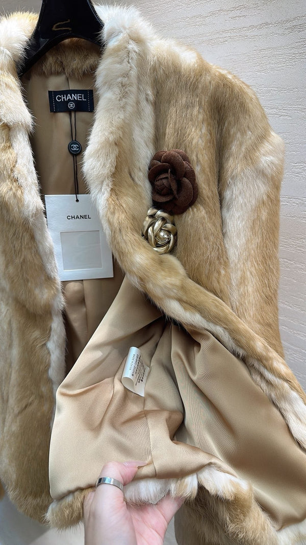MANTEAU DE FOURRURE DE LAPIN DES NEIGES CHANEL 25S 498