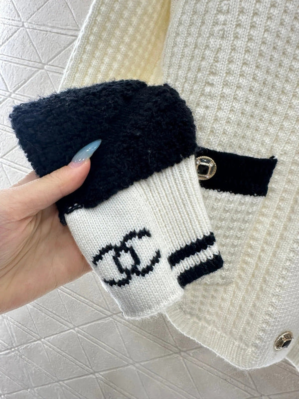 CHANEL Gilet en maille 25S 644