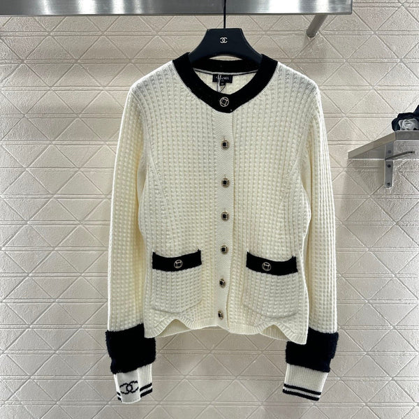 CHANEL Gilet en maille 25S 644