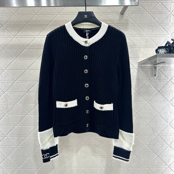 CHANEL Gilet en maille 25S 645